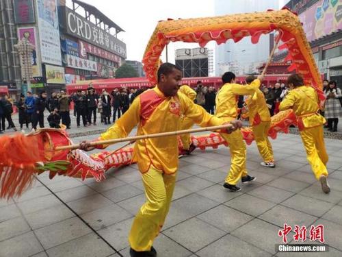 中国侨网资料图，来自法国、美国、孟加拉国等国留学生组成的中南大学国际学院舞龙队为观众呈现了别样的舞龙表演。中新社记者 王昊昊 摄