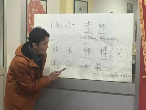 中国侨网志愿者蔡宇皓授课。(《欧洲时报》/苏珊娜 摄)