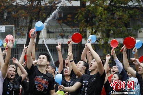 中国侨网一年一度的华侨大学东南亚泼水节上,华大境内外学子盛水相互泼洒送祝福。 曾俞晓 摄