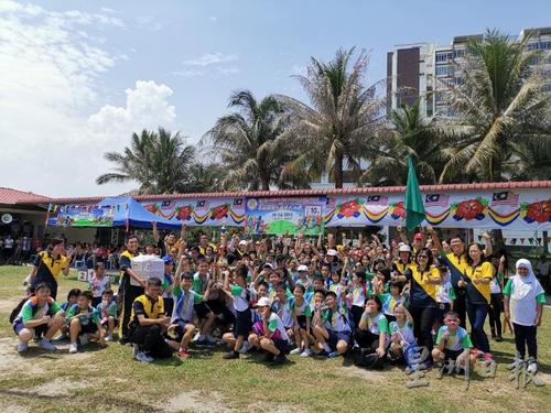 中国侨网马来西亚霹雳州怡保翠林城华小学生参加运动会。(马来西亚《星洲日报》)