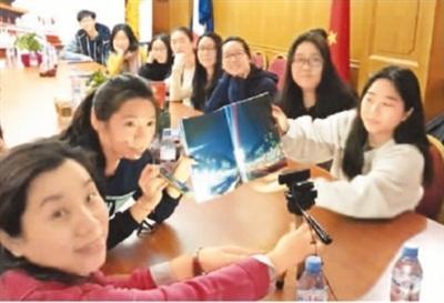 中国侨网 图为浙江省温州市实验中学“少年郎”国际传播志愿者服务队通过网络视频,与法国华侨华人会中文学校的学生们连线。 鹿 城/摄
