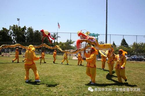 中国侨网由华夏中文学校28位家长学生表演