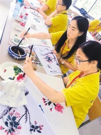中国侨网华裔青少年在苏州工艺美术院学习花鸟画,大展绘画天赋。(沈玟全摄)