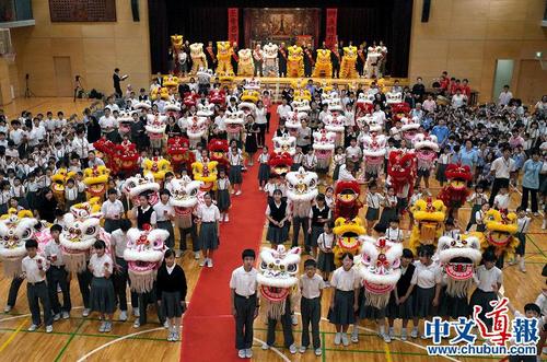 日本《中文导报》：横滨山手中华学校师生为70只醒狮点睛