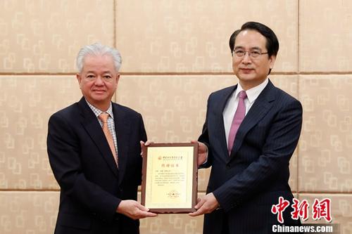 中国侨网9月29日,完美(中国)有限公司等15家企业向中国华文教育基金会捐款仪式在北京举行,中央统战部副部长谭天星、中国华文教育基金会理事长赵阳出席。在谭天星、赵阳和现场嘉宾的见证下,完美(中国)有限公司、菲律宾航空公司、经纬集团、泰中科技有限公司、弘阳集团等15家企业向中国华文教育基金会捐款共计人民币3000万元。中新社记者 韩海丹 摄