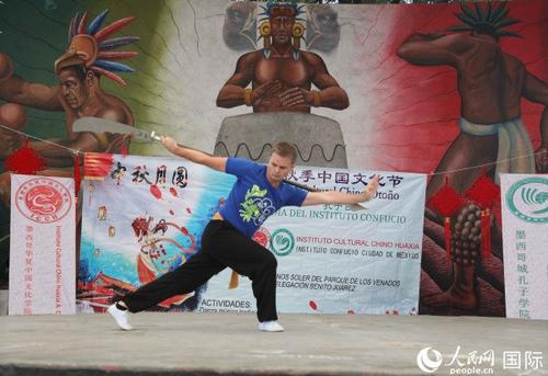 中国侨网来自美国的一位武术爱好者表演武术(人民网记者 刘旭霞摄)