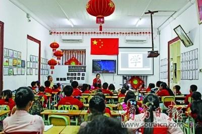 中国侨网库拉索华文学校教室里，挂着一面五星红旗。朱晓枫 摄