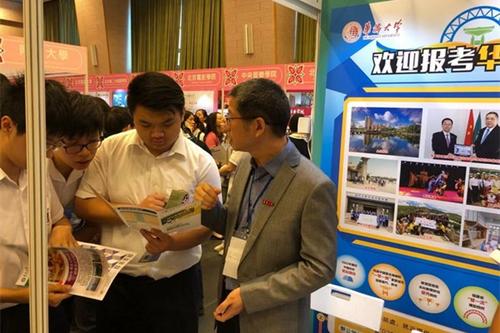 中国侨网华侨大学工作人员为学生现场答疑。(张厚方 摄)