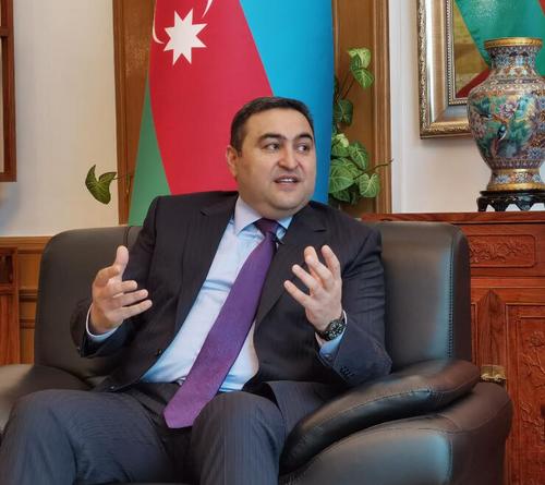 中国侨网阿塞拜疆驻华大使杰纳利·阿克拉姆接受专访。 （海外网/付勇超 摄）