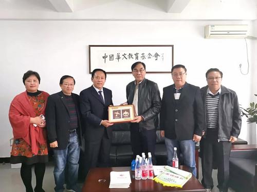中国侨网双方互赠纪念品。图片来源:中国华文教育基金会网站
