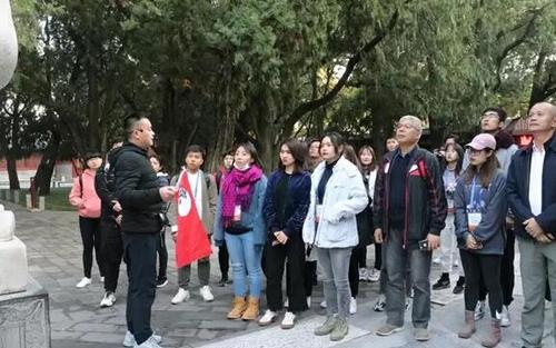 中国侨网研习营认真听取讲解(王慧)