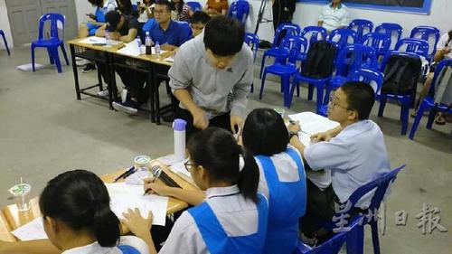 中国侨网刘庆翔教练上场指导。(来源:马来西亚《星洲日报》)