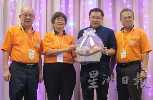 中国侨网甲日间师训同学会主席周凤兰(左二)赠送水果礼篮予晚宴开幕人颜天禄(右二)。(马来西亚《星洲日报》)