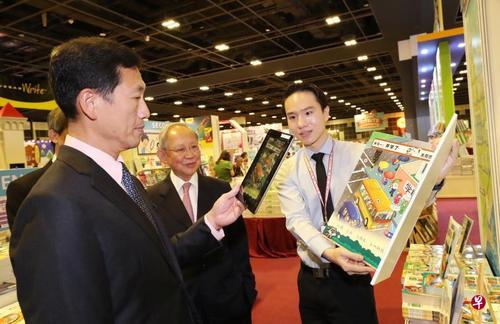 中国侨网新加坡教育部长王乙康(左)参观展览。(新加坡《联合早报》/陈来福 摄)