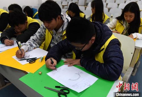 中国侨网图为华裔青少年正在课堂上画简笔画。　周毅　摄