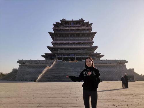 中国侨网外景老师毋典介绍鹳雀楼(图片来源:中国华文教育基金会)