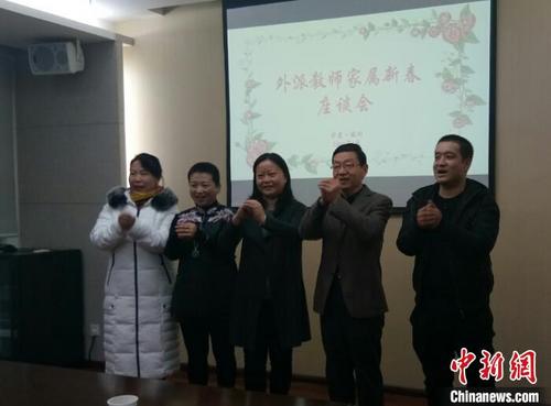 中国侨网宁夏外派教师家属通过视频为亲人送去祝福。　鲁晨雨　摄