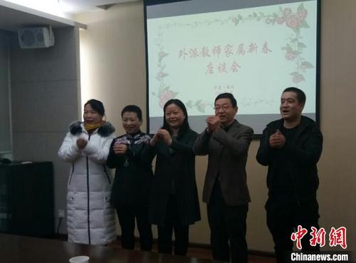 中国侨网宁夏外派教师家属通过视频为亲人送去祝福。　鲁晨雨　摄