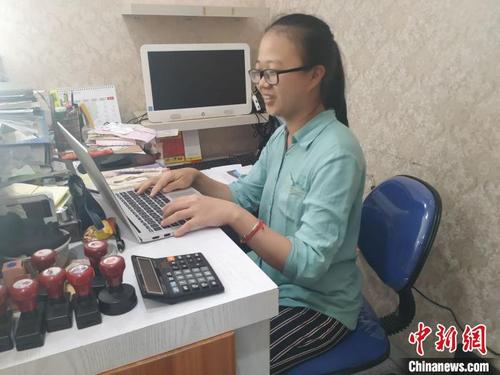 中国侨网洪婉晴在阿姨家的小店学习。成都中医药大学供图