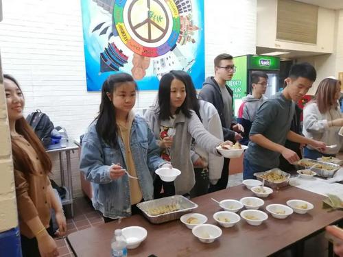 中国侨网含德高中学生自制煎饺进行义卖。（图片来源：中国华文教育基金会）