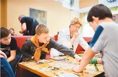 中国侨网白俄罗斯学生正在学习中国象棋。（《人民日报海外版》/王穆斯 供图）