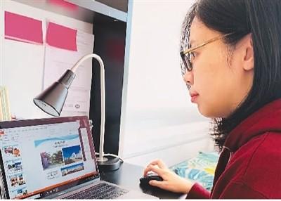中国侨网作者在工作中（图片来源：《人民日报海外版》）