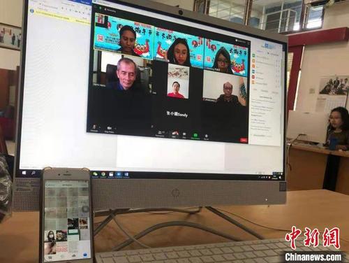 中国侨网25日,由印尼三一一大学孔子学院举办的“云”端午节系列活动开幕式在线上举行。200多名印尼大、中、小学师生欢聚“云端”参加当天的首期节目。印尼三一一大学孔子学院 供图