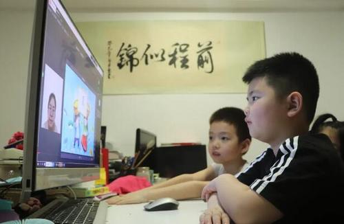 中国侨网海外华裔学生认真听课（图片来源：中国华文教育基金会）
