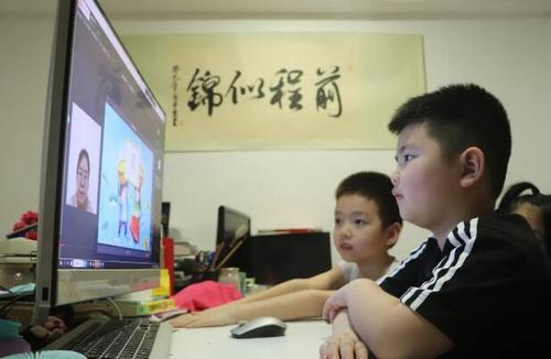 中国侨网海外华裔学生认真听课(图片来源:中国华文教育基金会)