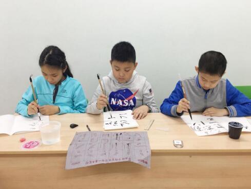 中国侨网华人孩子在课堂上书写中国汉字。（《俄罗斯龙报》/受访者供图）
