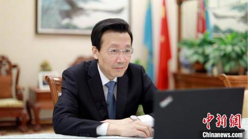 中国侨网9月27日,庆祝中华人民共和国成立71周年“丝路云端”中文歌曲大赛和“光明丝路”网络知识竞赛成功落幕举行线上颁奖仪式。图为中国驻哈大使张霄出席活动。 中国驻哈萨克斯坦大使馆 供图