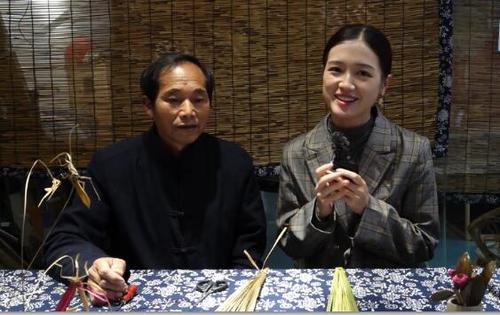 中国侨网外景老师朱晨光(右)和非遗传承人李祝意老师(图片来源:中国华文教育基金会)
