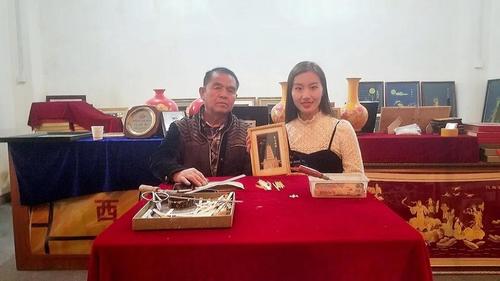 中国侨网外景老师毋典(右)和麦秆画传承人朱顺悌(图片来源:中国华文教育基金会)