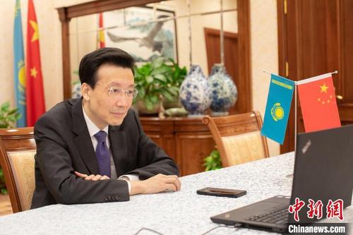 中国侨网10月29日，中国驻哈萨克斯坦大使张霄出席向哈5所开设汉语课程的中小学校捐赠远程教学设备及防疫物资的线上仪式。　钟欣　摄
