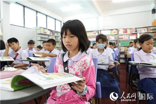 中国侨网在孔敬公立华侨学校，泰国小学生在智慧汉语课堂上学习汉语。记者孙广勇 摄