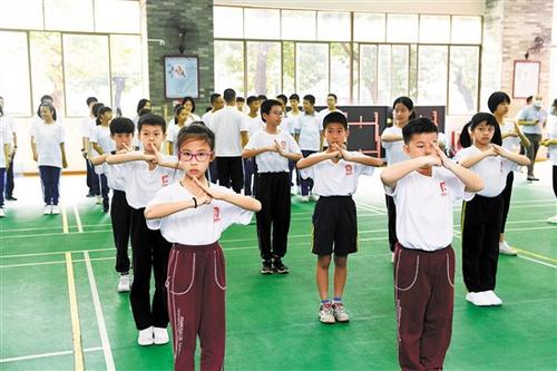 中国侨网20日，首届“同根同源同心”穗港澳青少年冬令学习营活动在广东华侨中学西校区开营 羊城晚报记者 林桂炎 摄