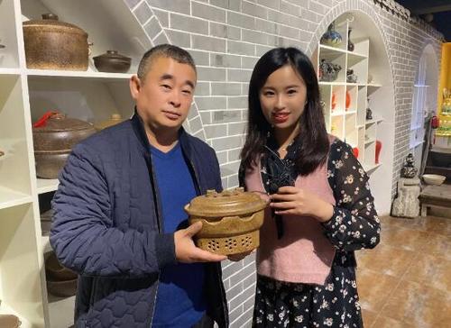 中国侨网外景老师尚洁(右)和国家级非遗平定砂器制作技艺代表性传承人张宏亮老师(图片来源:中国华文教育基金会)