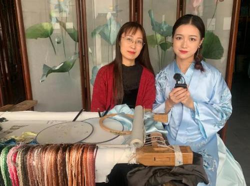 中国侨网高级工艺美术师钱晓丽老师(左)(图片来源:中国华文教育基金会)