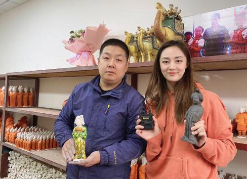 中国侨网外景老师令娇(右)和西安市非物质文化遗产传承人李朝阳先生(图片来源:中国华文教育基金会)