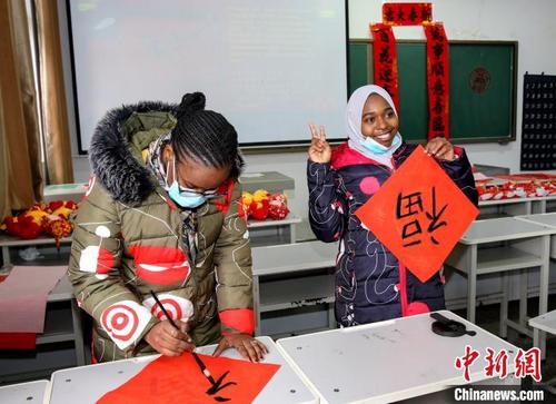 中国侨网图为留学生展示其写的“福”字 杨东 摄