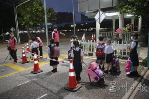 中国侨网小学生排队准备进入校园。(马来西亚《星洲日报》)