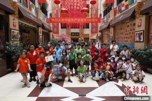 中国侨网14日,天津市外办邀请天津日本人外籍人员子女学校学生与本市学生共40名青少年同游天津。胡冰 摄