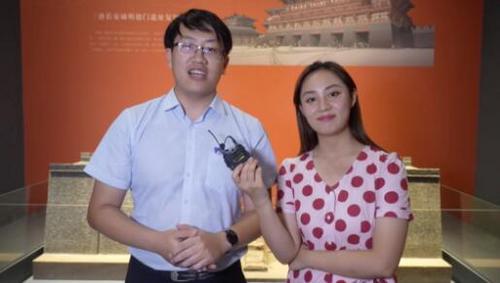 中国侨网外景老师令娇(右)和陕西历史博物馆讲解员徐大卫老师(图片来源:中国华文教育基金会)