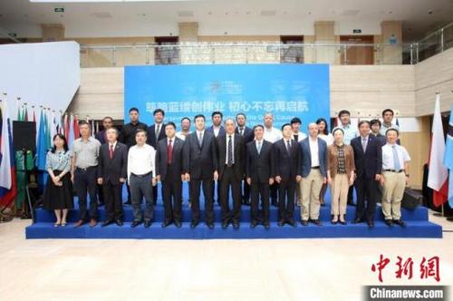 中国侨网中国国际中文教育基金会理事长杨卫院士与新建孔院和捐赠机构代表合影。 中国国际中文教育基金会供图