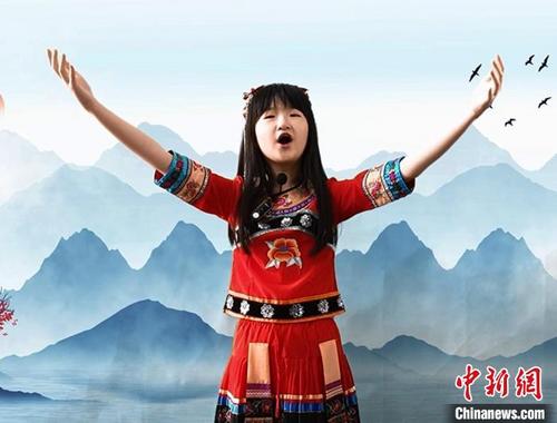 中国侨网图为一等奖获得者王妞演唱歌曲《我爱你中国》。　玉雪慧　摄