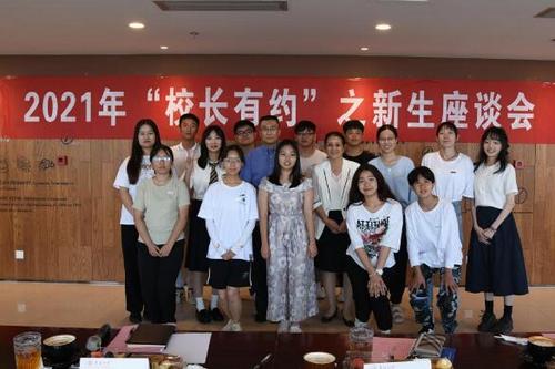 中国侨网新生们与校长合影(图片来源:华侨大学网站)