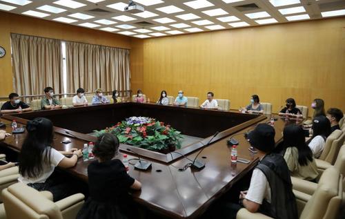 中国侨网交流座谈会现场。(图片来源:华侨大学网站)