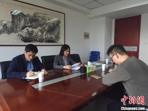中国侨网合肥学院校长吴春梅（中）接受采访　陶龙泽　摄