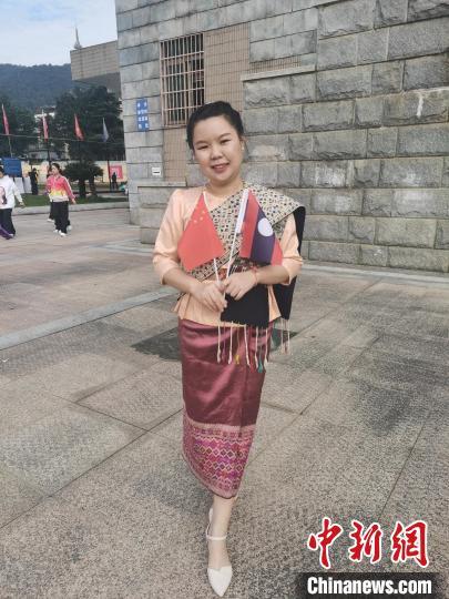 中国侨网图为身着老挝传统服饰的莎蜜。　受访者供图