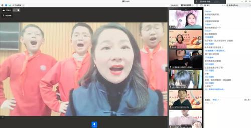 中国侨网刘慧老师和小助教们在摄像头前教唱歌曲